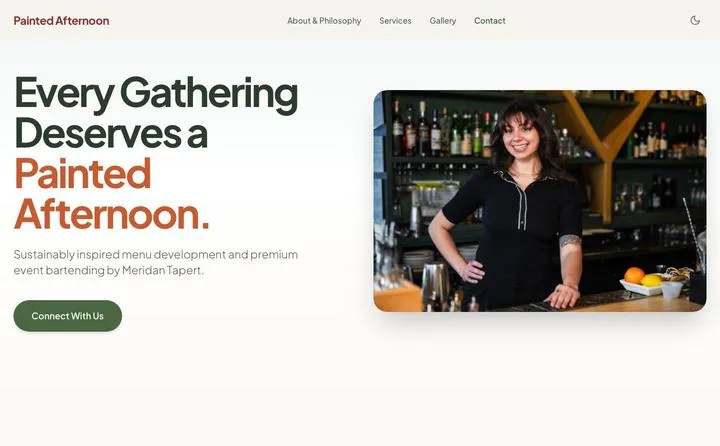 De homepage van Painted Afternoon Hospitality: een grote kop, een foto achter de bar en een contactknop.